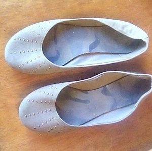 Fioni Olive Gold Studded Toe Ballet Flats Flats Size 9